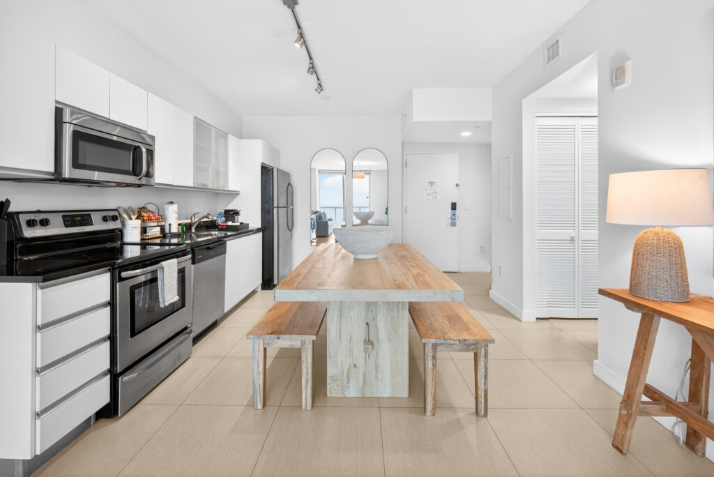 Stylish and spacious dining area in Miami vacation rental with modern furniture